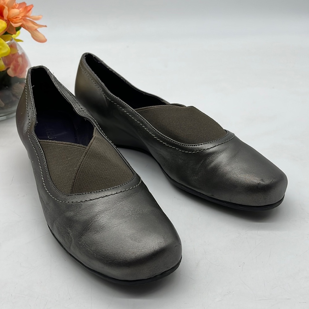 Vaneli Gold Slip On Loafers Size 10. MCL2673D